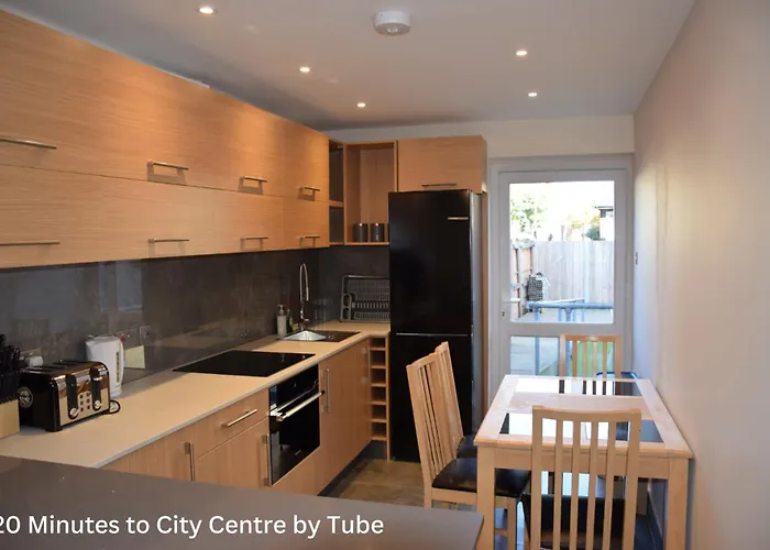 Chandos - 4 Bedroom House - 20 Mins To Centre