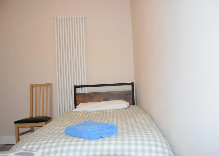 Chandos - 4 Bedroom House - 20 Mins To Centre