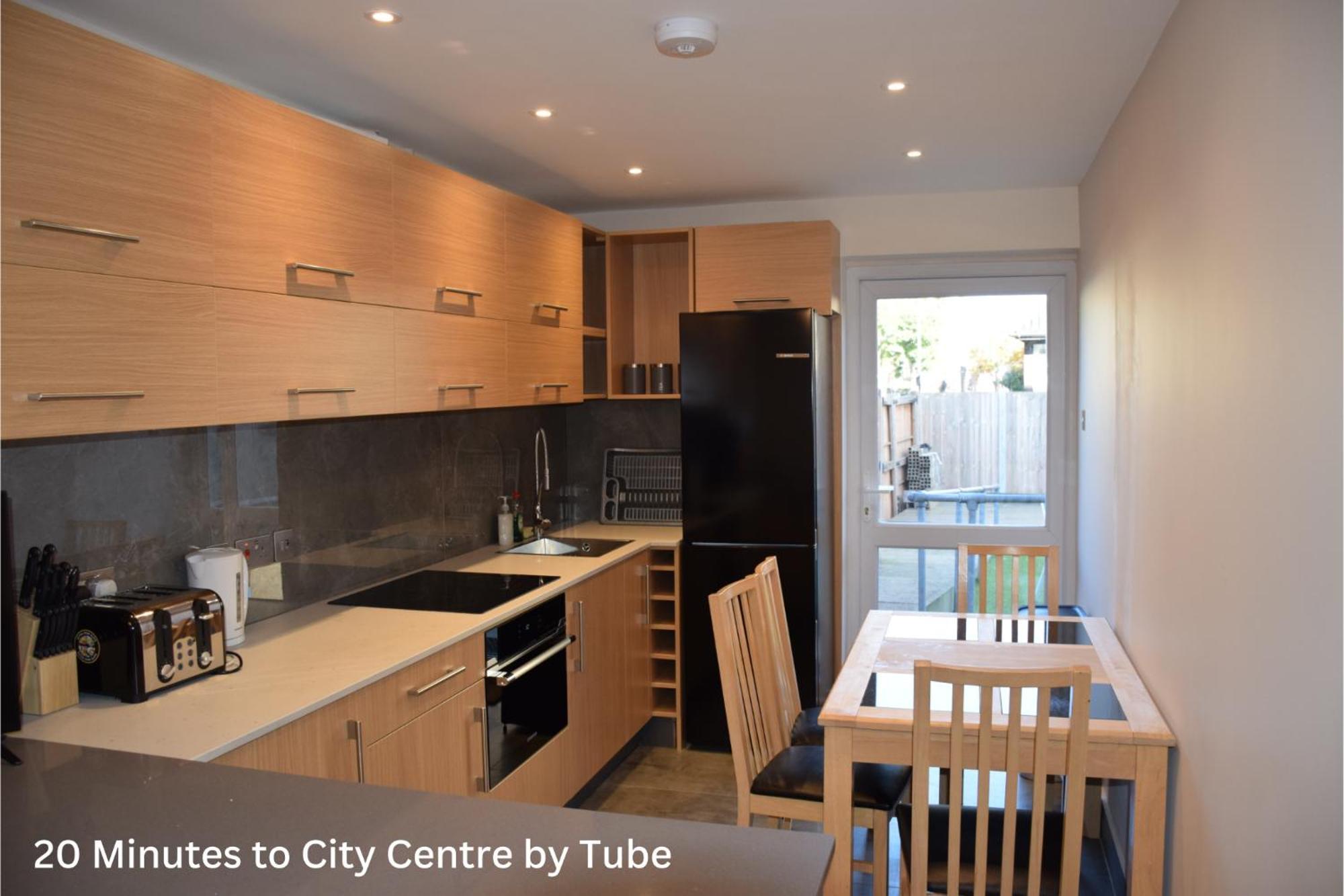 Chandos - 4 Bedroom House - 20 Mins To Centre